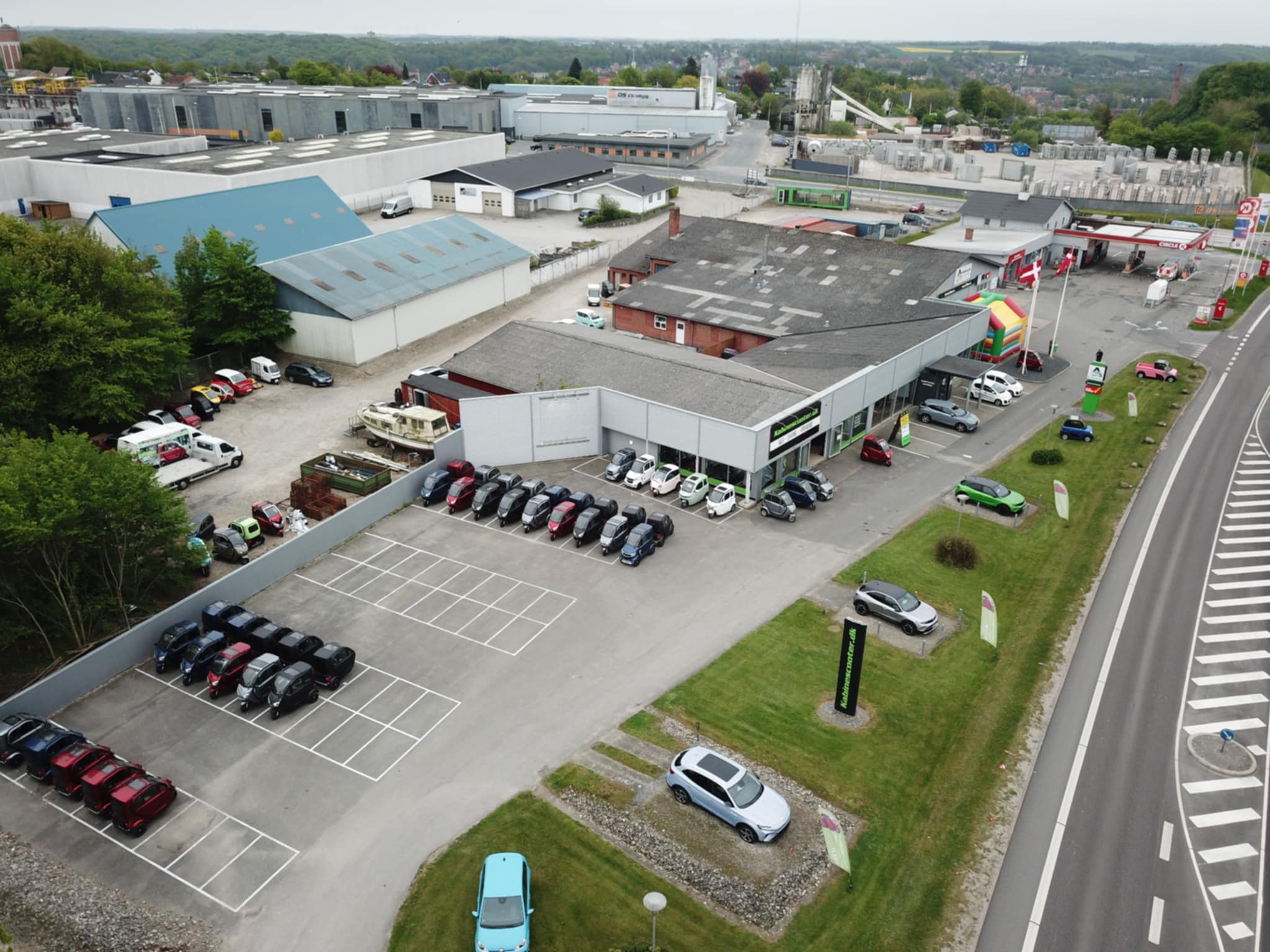 ASSP forhandler og lokation — dronefoto af kabinescootere og facilitet