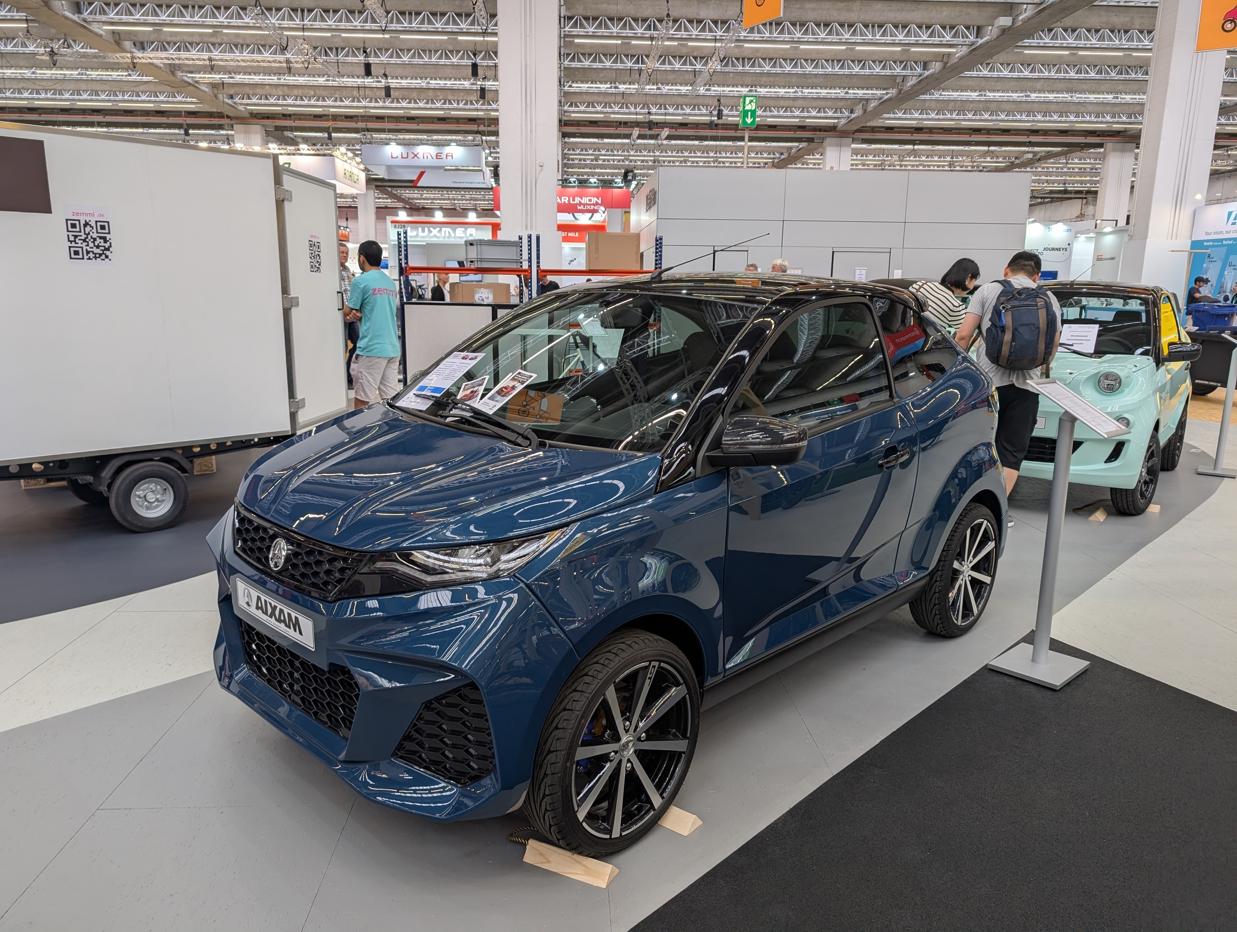 Elektrisk mikrobil på ecomobility-messe — næste generation af bykøretøjer