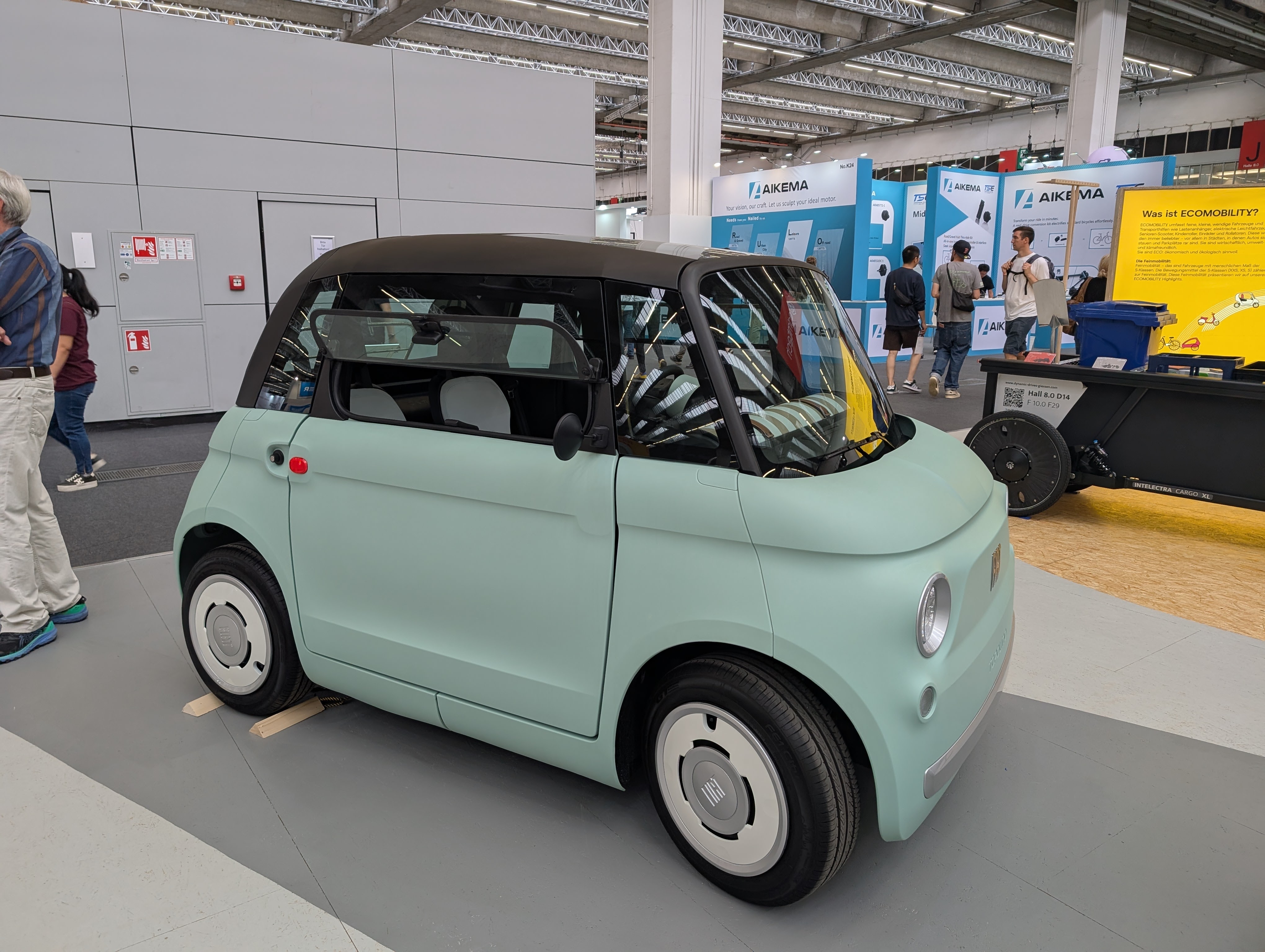 Kompakt elektrisk mikrobil — kørekortfri mobilitet i byen