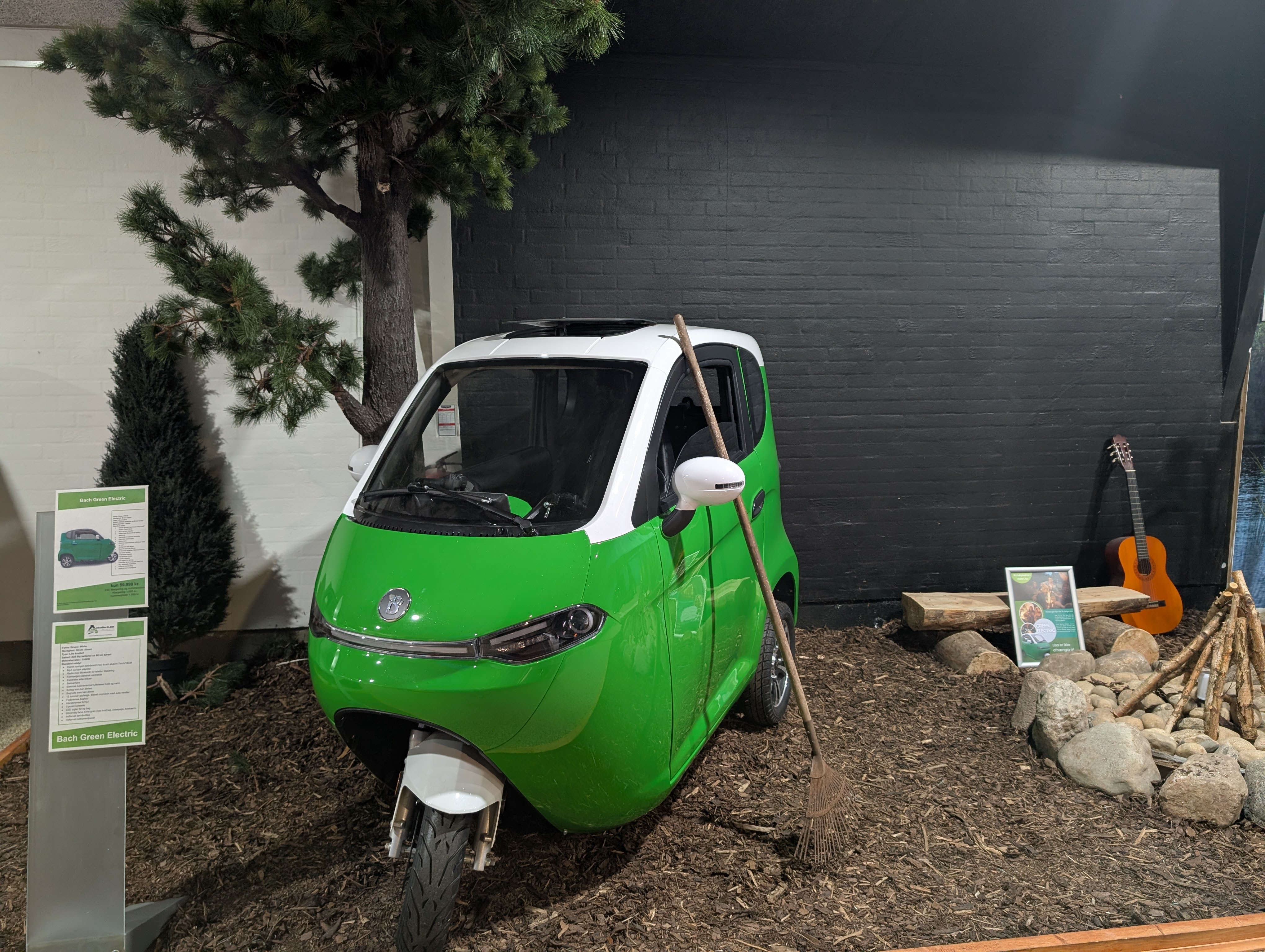 Grøn BACH kabinescooter udstillet i ASSP showroom